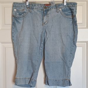 Like New No Boundaries Size 19 Capris